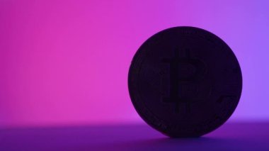Stüdyo Işıklı Bitcoin. Makro bitcoin 'i ışık panelli ve renk arkaplanlı kapat. Kripto para birimi BTC dijital para birimi. Sanal varlıklar. Stüdyo ışığı Bitcoin dijital parasına ayarlandı. 