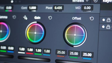 Ekranda renk derecelendirme grafiği. RGB renk düzeltme çubuğu prodüksiyon sonrası monitörde. Video ya da film yapımında telekinezi aşaması. Renkçi dijital derecelendirme.