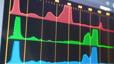 Ekranda renk derecelendirme grafiği. RGB renk düzeltme çubuğu prodüksiyon sonrası monitörde. Video ya da film yapımında telekinezi aşaması. Renkçi dijital derecelendirme.