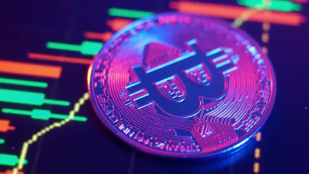 Bitcoin Kryptovaluta Bitcoin Snurrar Golvet Närbild Makro Bitcoin Med Rosa — Stockvideo