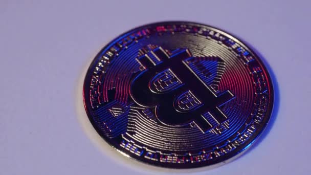 Bitcoin暗号通貨 Bitcoinが床に回っています ピンクブルーのネオンでマクロビットコインを閉じます ビットコインの回転 株式市場グラフバー 暗号通貨Btcデジタルマネー 仮想資産 — ストック動画