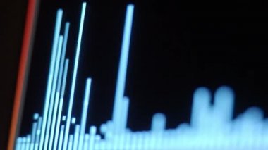 Müzik Ekolayzırı. Siyah arkaplan döngüsü animasyonunda ses dalgası eşitleyicisi. Müzik ya da ses dalgası görüntüleri. renk müzik dengeleyicisi soyut. Gradyan tayf çubuğu grafiği. Parıldayan ve Nabız. 