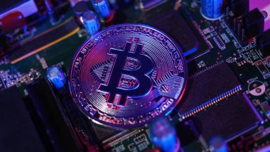 Devre kartında Bitcoin var. Kripto para birimi bit-bozuk paralar ve bilgisayar ana bordası. Dijital para birimi bitcoin veya BTC ve siber mikro çip. Arka planda pembe mavi renk. Sanal para varlığı yatırımı.