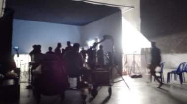 Perdenin arkasındaki bulanık görüntüler. Kamera arkasında video çekimi ya da çevrimiçi film için b-roll. Yönetmen ve film ekibi tarafından çekilen kamera ekipmanı ışıklandırma setiyle. Video üretimi