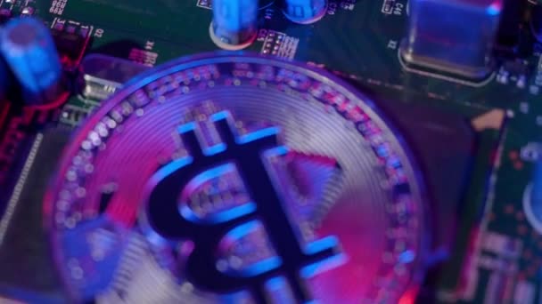 Bitcoin Placa Circuito Girando Criptomoeda Bit Coins Mainboard Computador Dinheiro — Vídeo de Stock