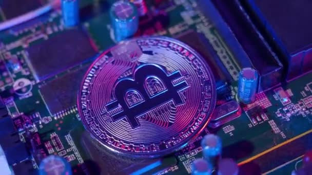 Bitcoin Placa Circuito Girando Criptomoeda Bit Coins Mainboard Computador Dinheiro — Vídeo de Stock