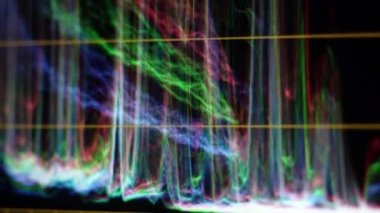 Ekranda renk derecelendirme grafiği. RGB renk düzeltme çubuğu prodüksiyon sonrası monitörde. Video ya da film yapımında telekinezi aşaması. Renkçi dijital derecelendirme.