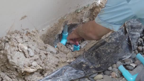 Bevestiging Gebroken Waterleiding Lekken Spatten Water Vloeistof Naar Lucht Door — Stockvideo