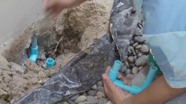 Bevestiging Gebroken Waterleiding Lekken Spatten Water Vloeistof Naar Lucht Door — Stockvideo