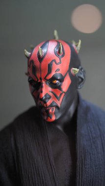 Bangkok Tayland. 30 Nisan 2018. Yıldız Savaşları figürü. Darth Maul 'un ayakta duran portresi. Darth Maul oyuncağı karakter modeli. Starwars Hasbro aksiyon figürü.