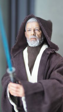 Bangkok Tayland. 30 Nisan 2018. Yıldız Savaşları figürü. Obi Wan Kenobi ayakta ve Jedi ışın kılıcı. Obi Wan Kenobi oyuncağı karakter modeli. Starwars Hasbro aksiyon figürü.