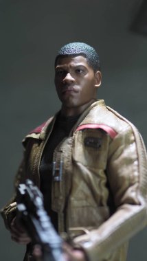 Bangkok Tayland. 30 Nisan 2018. Yıldız Savaşları figürü. Finn ayakta ve silahı. Finn oyuncağı karakter modeli. Starwars Hasbro aksiyon figürü.