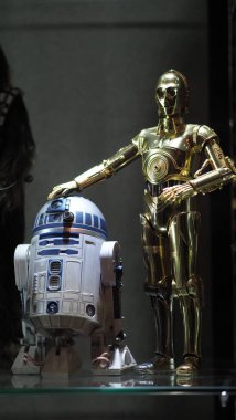 Bangkok Tayland. 30 Nisan 2018. Yıldız Savaşları figürü. R2-D2 ve C-3PO ayakta ve siyah arkaplan. R2-D2 ve C-3PO oyuncakları karakter modelleri. Starwars Hasbro aksiyon figürü.