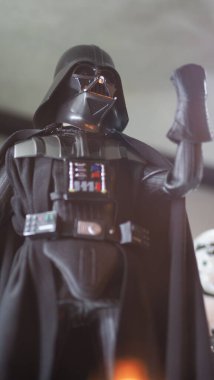Bangkok Tayland. 30 Nisan 2018. Yıldız Savaşları figürü. Lord Darth Vader ayakta ve sol kolunu kaldırıyor. Darth Vader oyuncağı karakter modeli. Starwars Hasbro aksiyon figürü.