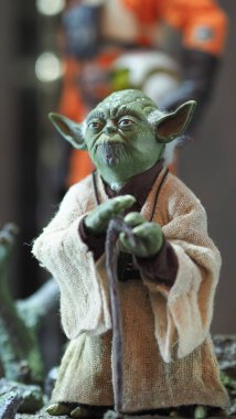 Bangkok Tayland. 30 Nisan 2018. Yıldız Savaşları figürü. Yoda sopasıyla ayakta duruyor. Yoda oyuncağı karakter modeli. Starwars Hasbro aksiyon figürü.