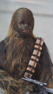 Bangkok Tayland. 30 Nisan 2018. Yıldız Savaşları figürü. Chewbacca ayakta duruyor ve silahı var. Chewbacca oyuncağı karakter modeli. Starwars Hasbro aksiyon figürü.