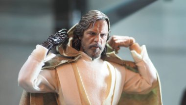 Bangkok Tayland. 30 Nisan 2018. Yıldız Savaşları figürü. Yaşlı Luke Skywalker ayakta duruyor. Yaşlı Luke Skywalker oyuncağı karakter modeli. Starwars Hasbro aksiyon figürü.