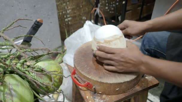 Peeling Thai Coconut Skin Traditional Way Which Keeping Coconut Skin — Stock Video