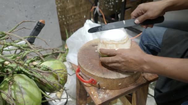 用传统的方法剥去泰国椰子皮 使椰子皮和水在里面保持新鲜 年轻的椰子用手剥皮 泰国当地的椰子剥皮风格 亚洲著名的食品和饮料 — 图库视频影像