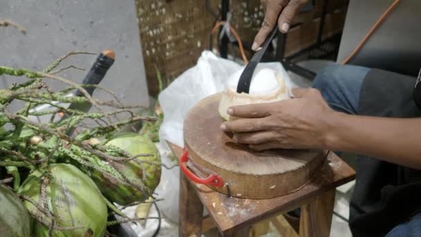 Oloupání Thajské Kokosové Slupky Tradičním Způsobem Což Udržuje Kokosovou Slupku — Stock video