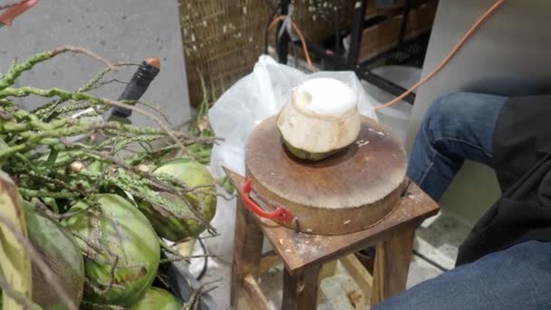 Peeling Thai Coconut Skin Traditional Way Which Keeping Coconut Skin — Stock Video
