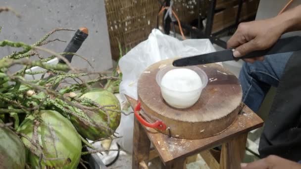 Oloupání Thajské Kokosové Slupky Tradičním Způsobem Což Udržuje Kokosovou Slupku — Stock video