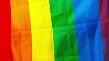 LGBTQ gurur bayrağı. Lezbiyen Gay Biseksüel Cinsiyet Değiştiren Gay. Homoseksüel gururu gökkuşağı bayrağı el sallıyor. mavi arka plan. Özgürlüğün, barışın, eşitliğin ve aşkın sembolü. LGBTQ kavramı.