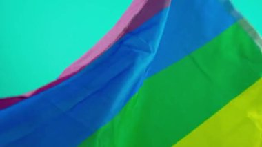 LGBTQ gurur bayrağı. Lezbiyen Gay Biseksüel Cinsiyet Değiştiren Gay. Homoseksüel gururu gökkuşağı bayrağı el sallıyor. mavi arka plan. Özgürlüğün, barışın, eşitliğin ve aşkın sembolü. LGBTQ kavramı.