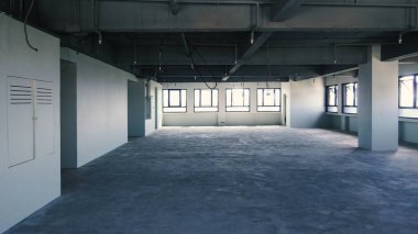 İflas Ofisi. Masası ve adamları olmayan bir iş yeri. İş yeri kapalı. Coronavirüs ya da COVID-19 salgını yüzünden iflas etmiş. Kiralık ofis yok. Boş ve terk edilmiş.