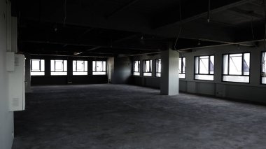 İflas Ofisi. Masası ve adamları olmayan bir iş yeri. İş yeri kapalı. Coronavirüs ya da COVID-19 salgını yüzünden iflas etmiş. Kiralık ofis yok. Boş ve terk edilmiş.