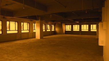 İflas Ofisi. Masası ve adamları olmayan bir iş yeri. İş yeri kapalı. Coronavirüs ya da COVID-19 salgını yüzünden iflas etmiş. Kiralık ofis yok. Boş ve terk edilmiş.