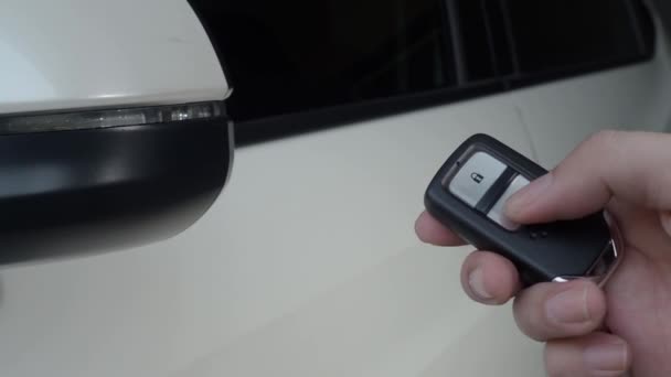 Pressionando Botão Chave Carro Luzes Piscam Quando Porta Abre Fecha — Vídeo de Stock