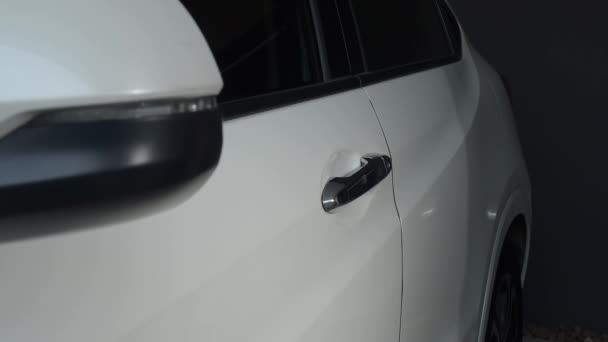 Πατώντας Κουμπί Του Κλειδιού Του Αυτοκινήτου Και Φώτα Αναβοσβήνουν Όταν — Αρχείο Βίντεο