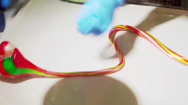 Confiseurs Fabriquant Des Bonbons Partir Sucre Coloré Fondu Roulant Coupant — Video