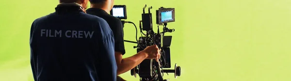 映画製作 4K高精細オンラインビデオカメラと大きなスタジオで映画撮影を行うための緑の画面の背景を持つビデオカメラマンとフィルムクルーチームのバック ビデオ制作 — ストック写真