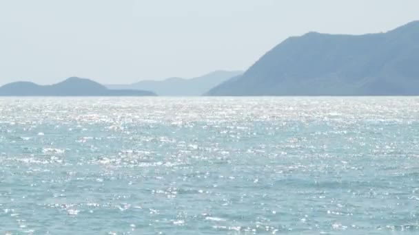 Морские Волны Голубое Небо Море Машет Ветром Запись Статической Камеры — стоковое видео