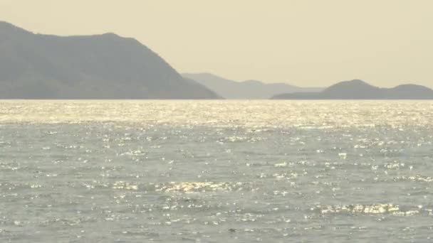 Meereswellen Und Blauer Himmel Das Meer Weht Wind Statische Kameraaufzeichnung — Stockvideo