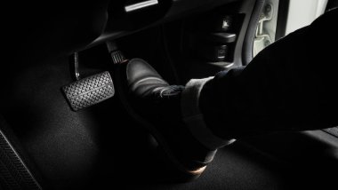 Araba sürmek için ayak pedalına basmak. Hızlandırıcı ve fren pedalı. Gaza basarak arabayı süren ve pedalları kıran bir sürücü. Araç içinde. Kontrol pedalı. Kapat..