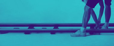 Film ekibinin hazırladığı Dolly pisti. Video yapım ekibinin arka planında, profesyonel ekipmanlarla doli pisti kuruyor. Vdo prodüksiyonu için hazır olun. film endüstrisi konsepti