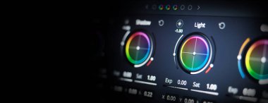 Renk derecelendirme araçları veya RGB renk düzeltme göstergesi post prodüksiyon sürecinde monitörde. Video ya da film yapımında tam kademe telekinat. Dijital filmdeki renk düzenleme veya derecelendirme için.