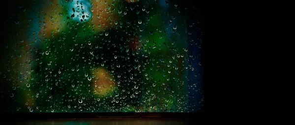 晚上雨落在窗上 泰国曼谷雨季夜晚的公寓或公寓客厅窗户 窗外是朦胧的下雨天 城市的光线 自然的树木和天空 — 图库照片