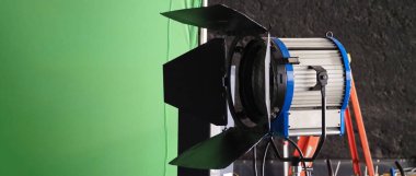 Fotoğraf ya da film videosu için stüdyo ışığı ekipmanları. Profesyonel çekim ve ekran arkaplanı için ışık ayarlandı. LED Flood ışığı ve spot ışığı video üretimi için. Ayarlar arasında ahır kapısı softbox.