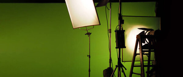 Студийное световое оборудование для фото или видео фильмов. Свет для профессиональной съемки и экранного фона. Потоп-свет и спот-свет для производства видео. Установка включает в себя мыльный ящик двери сарая.