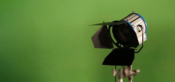 摄影或电影录像的演播室光学设备 用于专业拍摄和屏幕背景的灯具 Led泛光灯和点光源用于视频制作 安装程序包括谷仓门软箱 — 图库照片