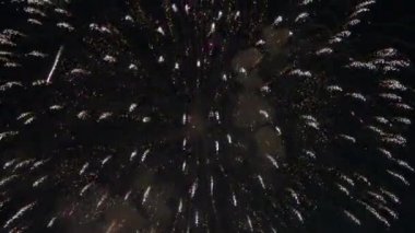 Gece gökyüzünde patlayan havai fişekler Otaru Japonya 'da yeni yıl partisinde ya da festival etkinliğinde kutlanmak üzere koyu renkli ve güzel bir zemin oluşturuyor. Japon Havai fişeği ya da maytap.