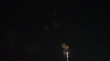 Gece gökyüzünde patlayan havai fişekler Otaru Japonya 'da yeni yıl partisinde ya da festival etkinliğinde kutlanmak üzere koyu renkli ve güzel bir zemin oluşturuyor. Japon Havai fişeği ya da maytap.