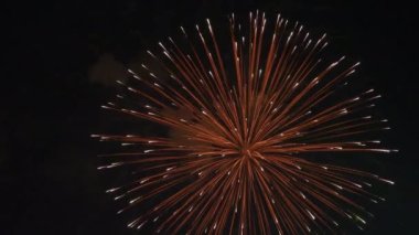 Gece gökyüzünde patlayan havai fişekler Otaru Japonya 'da yeni yıl partisinde ya da festival etkinliğinde kutlanmak üzere koyu renkli ve güzel bir zemin oluşturuyor. Japon Havai fişeği ya da maytap.