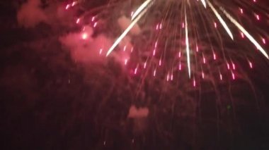 Gece gökyüzünde patlayan havai fişekler Otaru Japonya 'da yeni yıl partisinde ya da festival etkinliğinde kutlanmak üzere koyu renkli ve güzel bir zemin oluşturuyor. Japon Havai fişeği ya da maytap.