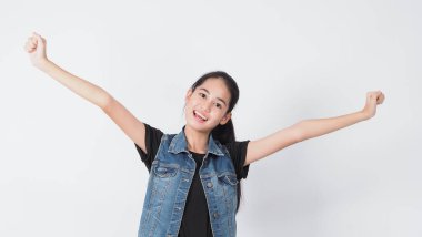 Beyaz arka planda duran Asyalı genç kadın hareketi. Neşeli ve kendinden emin. Mini kalp gibi mimimikler gösteriyor Tamam başparmak yukarı ya da işaret. Mutlu, heyecanlı ve şaşırmış ceket kotları.