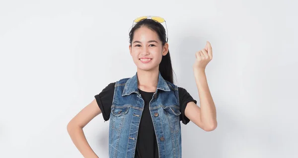 Asiatisk Ung Kvinna Gest Poserar Vit Bakgrund Representerar Glada Och — Stockfoto
